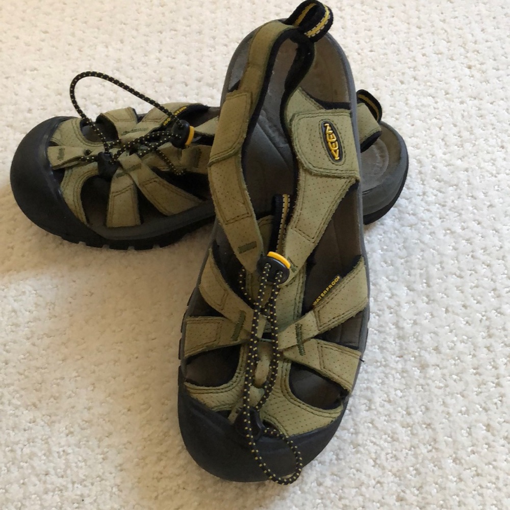 Keen Green Shoes size 9
